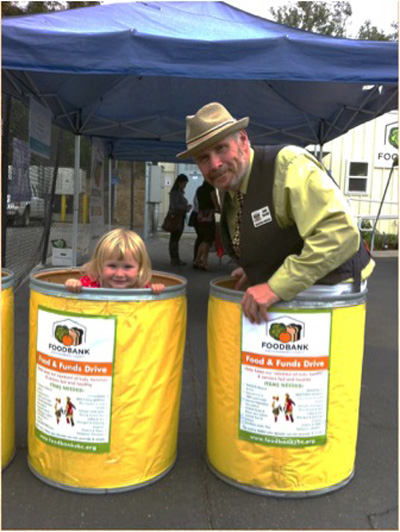 Mia and Daddy go Foodbanking400