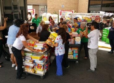 Volutneers packing food