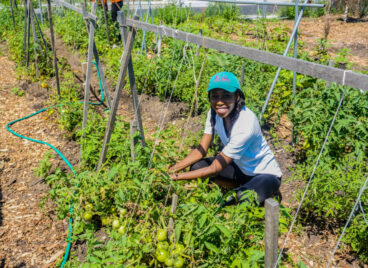 Danielle with tomatoesColor