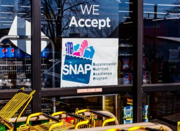 Muncie - Circa January 2018: A Sign at a Retailer - We Accept SNAP