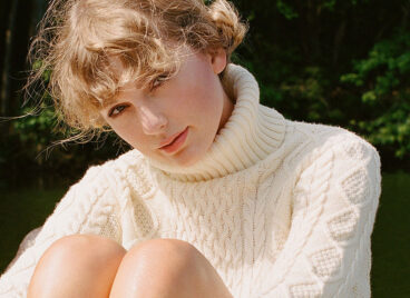 Taylor-Swift-cr-Beth-Garrabrant-fan-2020-billboard-768-1598322741-1024x768
