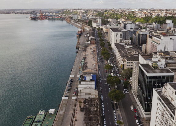 1200px-Vista_aérea_do_Porto_de_Salvador_e_do_Terminal_da_França