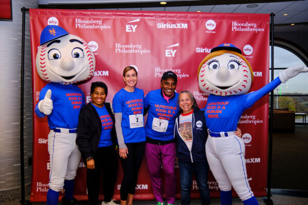 L-R: Mr. Met, Jenique Jones (WhyHunger), Alysia Steinmann (EY), 
Chef Marcus Samuelsson, Cindy Secunda (WhyHunger), Mrs. Met
Photo Credit: Luisanna Tejada