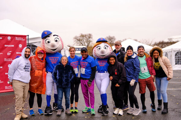 Chef Marcus Samuelsson, Jenique Jones (WhyHunger), Co-chair Alysia Steinmann (EY) and Co-chair Cindy Secunda (WhyHunger) with WhyHunger team and Mr. & Mrs. Met. Photo Credit: Luisanna Tejada