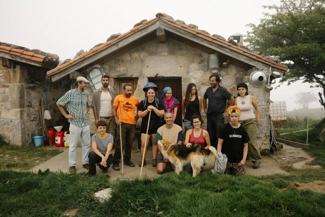 Students visiting the Mountain Pasture. Photo Credit: Santiago de la Vega