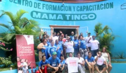 Large group posing in front of Centro de Formación y Capacitación Mama Tingó