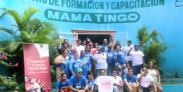 Large group posing in front of Centro de Formación y Capacitación Mama Tingó