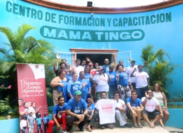 Large group posing in front of Centro de Formación y Capacitación Mama Tingó