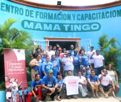 Large group posing in front of Centro de Formación y Capacitación Mama Tingó
