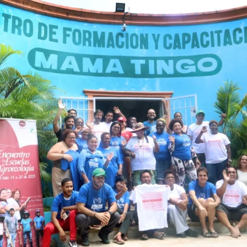 Large group posing in front of Centro de Formación y Capacitación Mama Tingó
