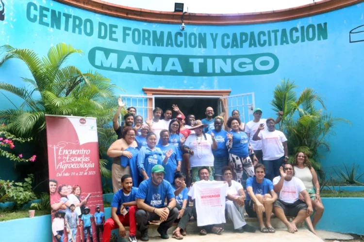Large group posing in front of Centro de Formación y Capacitación Mama Tingó